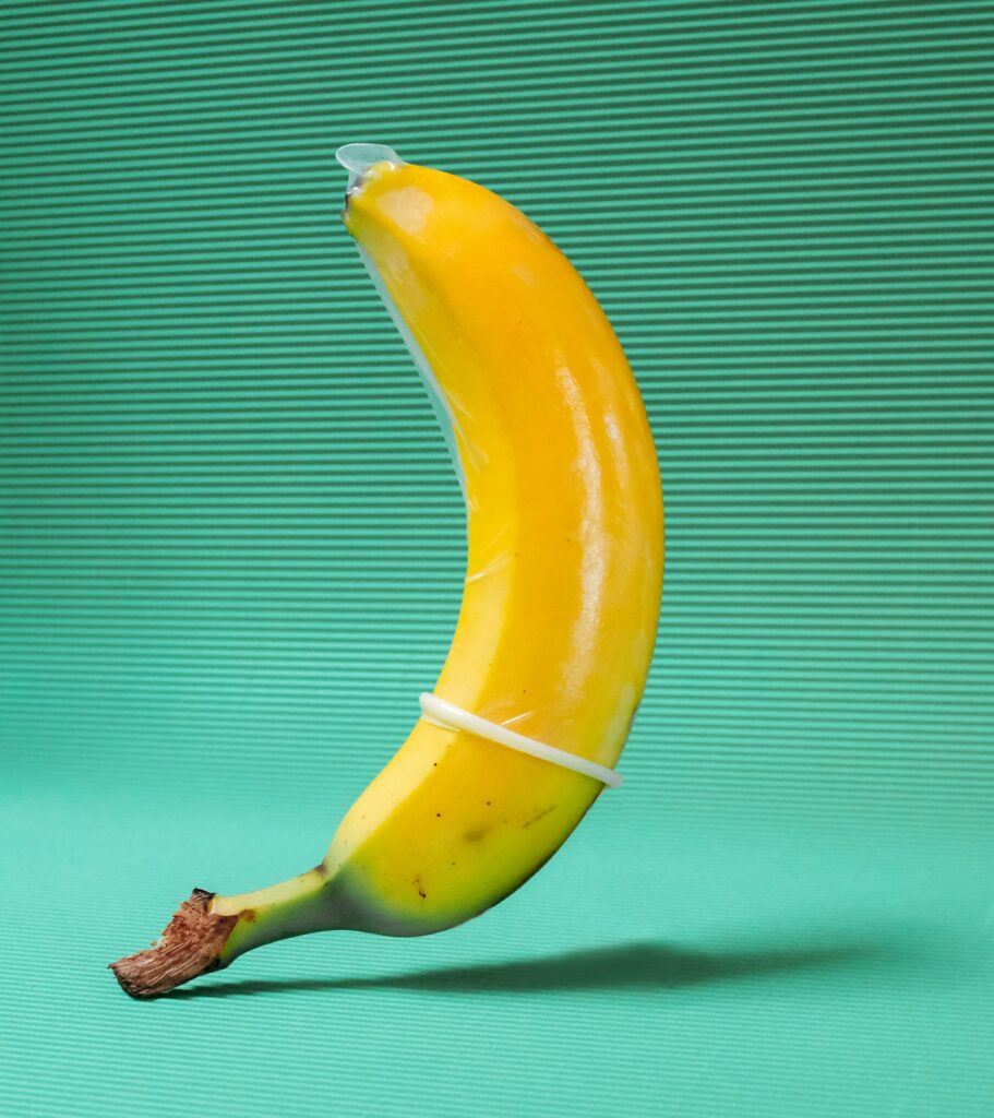 préservatif masculin déroulé sur banane