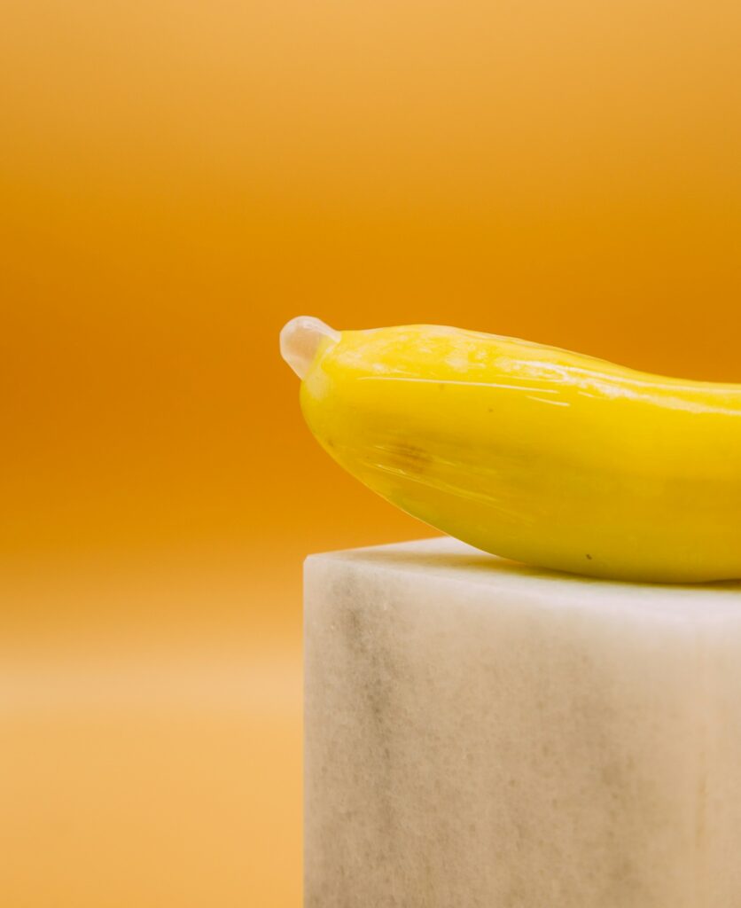 préservatif masculin sur banane